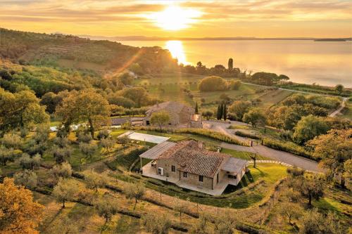 馬焦內的住宿－Villa Polvese Luxury Estate，享有房子的空中景色,背景是日落