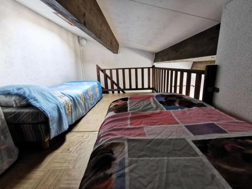 une chambre avec deux lits jumeaux dans une pièce dans l'établissement Résidence Le Hameau Des Pecheurs - VILLA T2 MEZZANINE 6 couchages PORT LEUCATE MAE-6614, à Port-Leucate