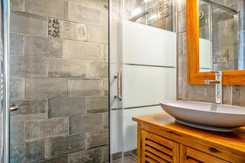 une salle de bain avec un lavabo et une douche dans l'établissement Résidence Port Bourgenay - maeva Home - Appartement 2 pièces 5 personnes - Sélection - super Home MAE-1882, à Talmont-Saint-Hilaire