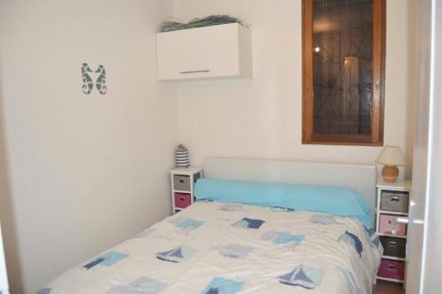 une petite chambre avec un lit et une fenêtre dans l'établissement Résidence Grande Bleue - 2 Pièces 4 couchages PORT LEUCATE MAE-6694, à Port-Leucate