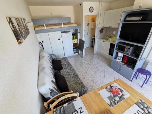 un salon avec un canapé et une table dans l'établissement Résidence Terrasses De La Mediterranee 1 - 2 Pièces 4 couchages PORT LEUCATE MAE-6794, à Port-Leucate