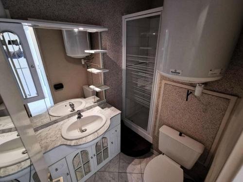 La salle de bains est pourvue de 2 lavabos, d'une douche et de toilettes. dans l'établissement Résidence TERRASSES DE LA MEDITERRANEE 1 - 2 Pièces pour 4 Personnes 94, à Port-Leucate