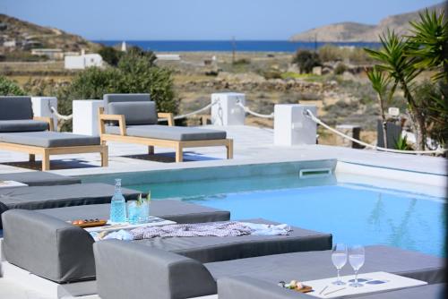 Piscina de la sau aproape de Mykonos Dream Villas