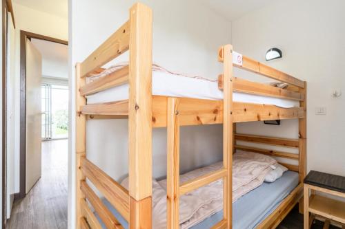 - une chambre avec 2 lits superposés dans une maison dans l'établissement Résidence Port du Crouesty - maeva Home - Studio 5 personnes - Confort - vue mer MAE-2887, à Arzon