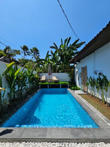 a swimming pool in the backyard of a villa at Chris Homestay in Canggu