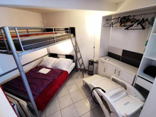 - une chambre avec 2 lits superposés et 2 chaises dans l'établissement Résidence Copacabana - Coquet appartement deux pièces avec terrasse à Port Leucate. Réf: 1COP_101A MAE-6824, à Port-Leucate