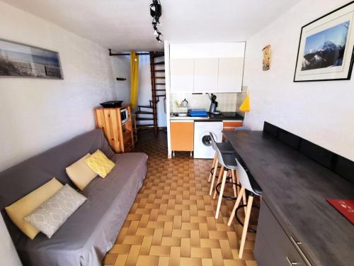 un salon avec un canapé et une table et une cuisine dans l'établissement Résidence Equateur - APPT T2 CAB OU MEZZ 6 couchages PORT LEUCATE. Réf: 2MS3_203 MAE-6914, à Port-Leucate
