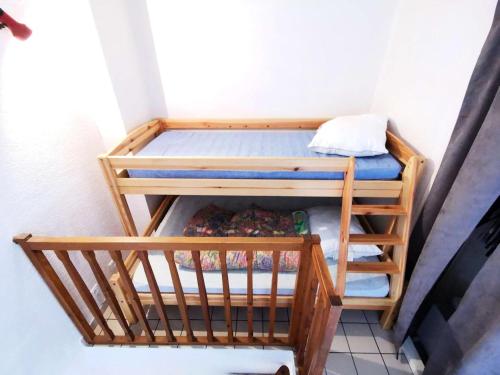 Ce lit superposé se trouve dans une chambre située à côté d'un escalier. dans l'établissement Résidence Equateur - APPT T2 CAB OU MEZZ 6 couchages PORT LEUCATE. Réf: 2MS3_203 MAE-6914, à Port-Leucate