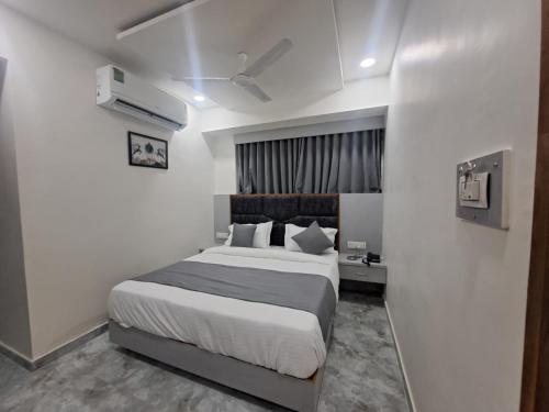 1 dormitorio con 1 cama grande en una habitación en HOTEL AKASH en Ahmedabad