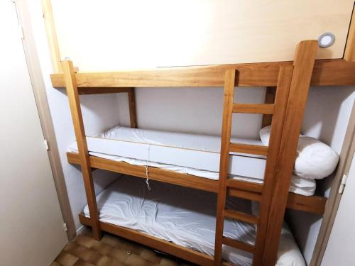 - un lit superposé avec une échelle dans une chambre dans l'établissement Résidence Les Nefs Des Sables - STUDIO 4 PERSONNES 5 couchages PORT LEUCATE. Réf: 2NEF_23K3 MAE-6924, à Port-Leucate