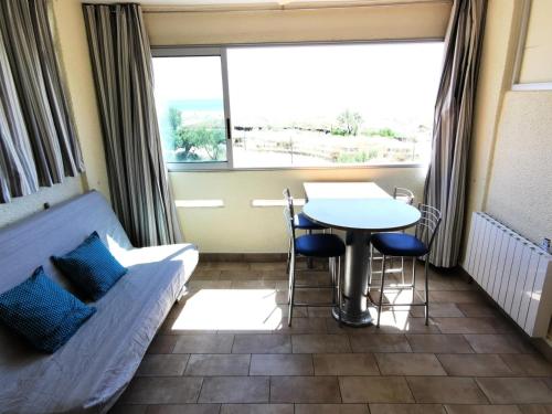un salon avec un canapé et une table dans l'établissement Résidence Les Nefs Des Sables - STUDIO 4 PERSONNES 5 couchages PORT LEUCATE. Réf: 2NEF_23K3 MAE-6924, à Port-Leucate