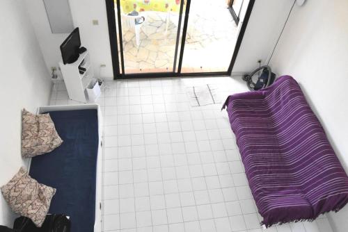 - une salle de bains avec un canapé violet dans l'établissement Résidence Les Captivantes - Villa deux pièces mezzanine avec vue sur mer. Réf: 1CAPT_Q4 MAE-6904, à Port-Leucate