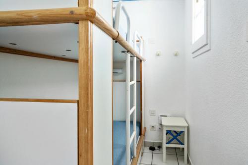 un escalier avec une échelle dans une pièce dans l'établissement Résidence Port Bourgenay - maeva Home - Studio 4 personnes - Sélection MAE-3196, à Talmont-Saint-Hilaire