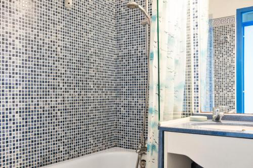 une salle de bain avec douche et lavabo dans l'établissement Résidence Port Bourgenay - maeva Home - Studio 4 personnes - Sélection MAE-3196, à Talmont-Saint-Hilaire