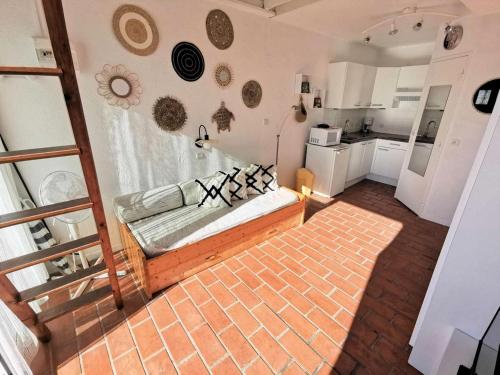 un salon avec un canapé et une cuisine dans l'établissement Résidence Maisons De La Mer 1 - Magnifique studio rénové pour deux personnes en front de mer à Port Leucate. Réf: 1MM1_91 MAE-6954, à Port-Leucate