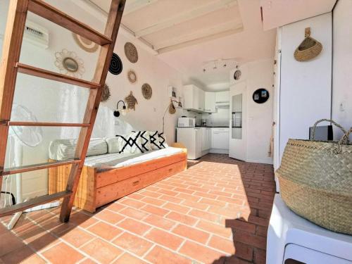 une chambre avec un lit et une cuisine dans l'établissement Résidence Maisons De La Mer 1 - Magnifique studio rénové pour deux personnes en front de mer à Port Leucate. Réf: 1MM1_91 MAE-6954, à Port-Leucate