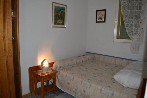 une chambre avec un lit et une table avec une lampe dans l'établissement Résidence LE CARLTON - 2 Pièces pour 4 Personnes 64, à Port-Leucate