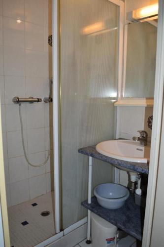 une petite salle de bain avec un lavabo et une douche dans l'établissement Résidence LE CARLTON - 2 Pièces pour 4 Personnes 64, à Port-Leucate