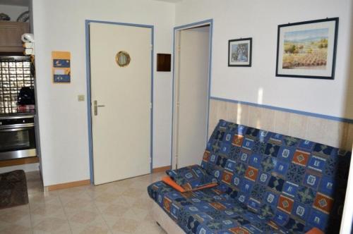 - un salon avec un canapé dans l'établissement Résidence LE CARLTON - 2 Pièces pour 4 Personnes 64, à Port-Leucate