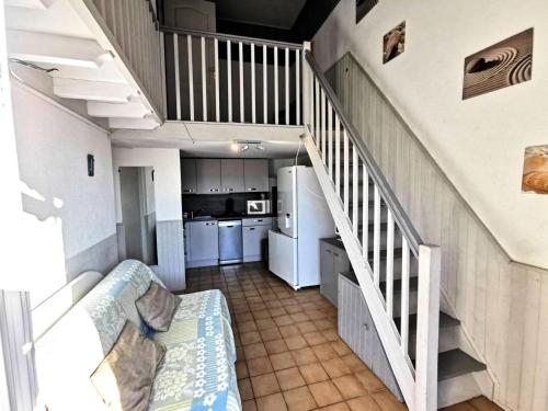 un salon avec un escalier et une cuisine dans l'établissement Résidence Grande Bleue - VILLA T2 CABINE MEZZANINE 6 couchages PORT LEUCATE MAE-7094, à Port-Leucate