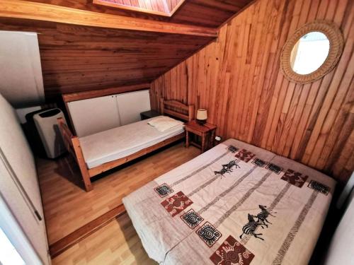 Cette petite chambre comprend un lit dans une cabine. dans l'établissement Résidence Grande Bleue - VILLA T2 CABINE MEZZANINE 6 couchages PORT LEUCATE MAE-7094, à Port-Leucate