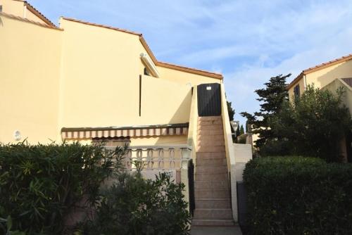 un escalier menant à un bâtiment dans l'établissement Résidence Equateur - APPT T2 CAB OU MEZZ 5 couchages PORT LEUCATE. Réf: 2MS3_32 MAE-7124, à Port-Leucate
