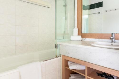 une salle de bain avec un lavabo et une douche dans l'établissement Le Domaine De Cramphore - maeva Home - Appartement 2 pièces 4 personnes Confort MAE-5518, au Pouliguen