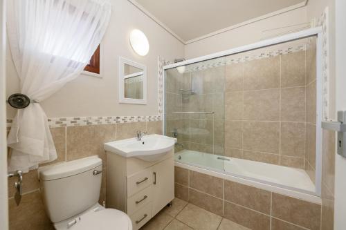 La salle de bains est pourvue de toilettes, d'une douche et d'un lavabo. dans l'établissement San Lameer Villa 10415 - 2 Bedroom Classic - 4 pax - San Lameer Rental Agency, à Southbroom