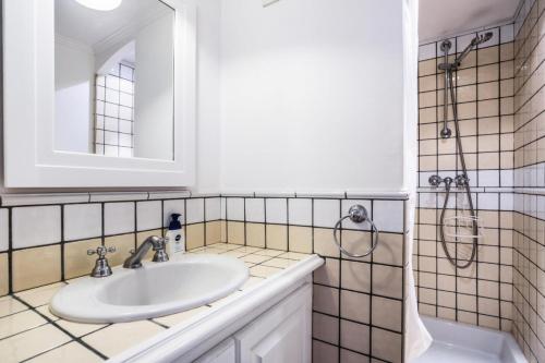 une salle de bain avec un lavabo et une douche dans l'établissement Les Bastides aux Restanques du Golfe de St Tropez - maeva Home - Bastide 4 pièces 8 personnes très belle vue mer - Sélection - super Home MAE-5768, à Grimaud
