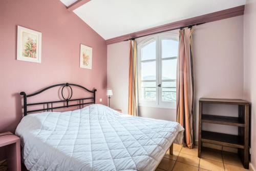 une chambre avec un lit et une fenêtre dans l'établissement Les Bastides aux Restanques du Golfe de St Tropez - maeva Home - Bastide 4 pièces 8 personnes très belle vue mer - Sélection - super Home MAE-5768, à Grimaud