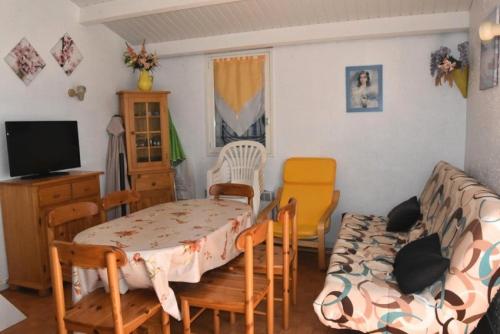 un salon avec une table et des chaises et une chambre dans l'établissement Résidence Les Leucatines 1 - VILLA T2 MEZZANINE 6 couchages PORT LEUCATE MAE-7184, à Port-Leucate