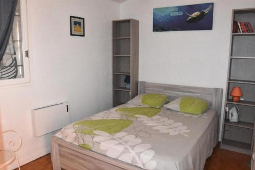 - une chambre avec un lit et des oreillers verts dans l'établissement Résidence Les Leucatines 1 - VILLA T2 MEZZANINE 6 couchages PORT LEUCATE MAE-7184, à Port-Leucate