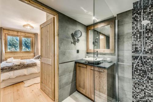 La salle de bains est pourvue d'une douche et d'un lavabo. dans l'établissement Résidence Les Nouveaux Alpages - 3 Pièces pour 6 Personnes 234, à Champagny-en-Vanoise