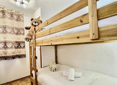 - un lit superposé avec un ours en peluche dans l'établissement Résidence Les Jardins De Val - Agréable studio cabine complètement rénové pour 4 personnes situé à Val d'isère à 350m du centre du village et 450m des pistes MAE-0164, à Val dʼIsère