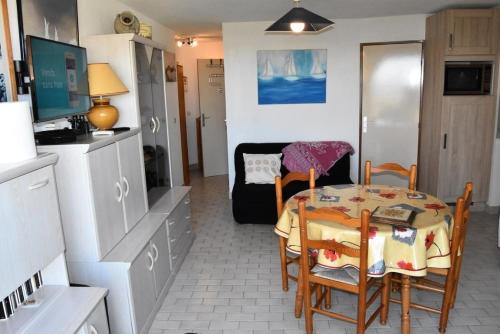une cuisine avec une table et des chaises dans une pièce dans l'établissement Résidence Copacabana - Appartement avec vue sur mer pour 4 personnes à Port Leucate. Réf: 1COP_157A MAE-7224, à Port-Leucate