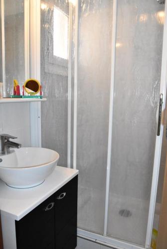 La salle de bains est pourvue d'une douche et d'un lavabo blanc. dans l'établissement Résidence Copacabana - Appartement avec vue sur mer pour 4 personnes à Port Leucate. Réf: 1COP_157A MAE-7224, à Port-Leucate