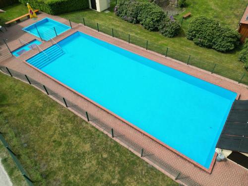 - une vue sur la piscine dans la cour dans l'établissement Ferienpark Auf dem Simpel - Heide-Lodge 1, à Soltau