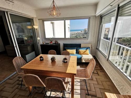 un salon avec une table, des chaises et un canapé dans l'établissement Résidence Les Cyclades - 2 Pièces 4 couchages PORT LEUCATE. Réf: 2CYC_37A MAE-7234, à Port-Leucate