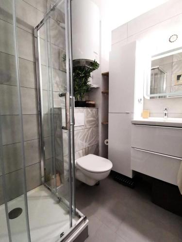 une salle de bain avec toilettes et douche en verre dans l'établissement Résidence Les Cyclades - 2 Pièces 4 couchages PORT LEUCATE. Réf: 2CYC_37A MAE-7234, à Port-Leucate