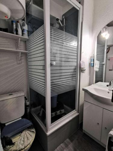 une salle de bain avec une douche avec des toilettes et un lavabo dans l'établissement Résidence Le Mykonos - APPT T2 CAB OU MEZZ 6 couchages PORT LEUCATE. Réf: 2MYK_15C MAE-7254, à Port-Leucate