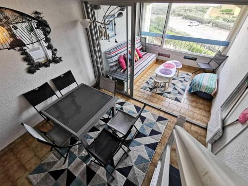 une vue aérienne d'un salon avec une table et des chaises dans l'établissement Résidence Le Mykonos - APPT T2 CAB OU MEZZ 6 couchages PORT LEUCATE. Réf: 2MYK_15C MAE-7254, à Port-Leucate