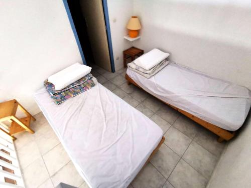 une chambre avec deux lits jumeaux dans une pièce dans l'établissement Résidence Grande Bleue - VILLA T2 MEZZANINE 6 couchages PORT LEUCATE MAE-7264, à Port-Leucate