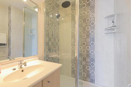 une salle de bain avec un lavabo et une douche dans l'établissement Résidence Port Bourgenay - maeva Home - Appartement moderne 2 pièces 5 personnes - Prestige - super Home MAE-2308, à Talmont-Saint-Hilaire