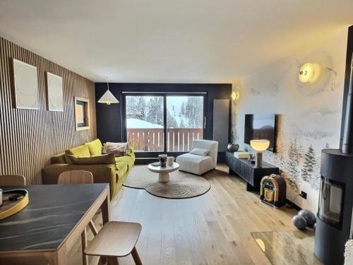 un salon avec un canapé et une table dans l'établissement Chalet Du Jardin Alpin Ii - Charmant 3 pièces pour 4 à 5 personnes, situé à Val d'Isère dans le quartier La Legettaz au pied des pistes MAE-2794, à Val dʼIsère