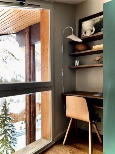 un bureau et une fenêtre dans une pièce avec un bureau et une chaise dans l'établissement Chalet Du Jardin Alpin Ii - Charmant 3 pièces pour 4 à 5 personnes, situé à Val d'Isère dans le quartier La Legettaz au pied des pistes MAE-2794, à Val dʼIsère