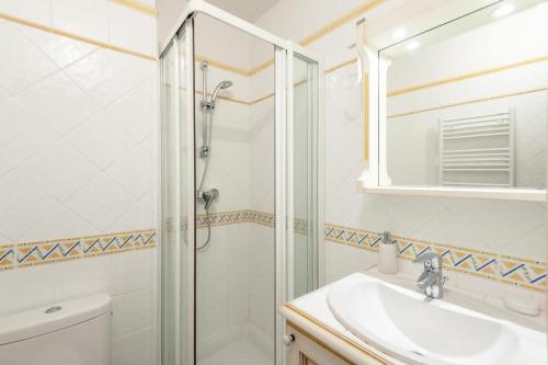 uma casa de banho com um chuveiro e um lavatório. em Village Pont Royal en Provence - maeva Home - Appartement ravissant 3 Pièces 7 em Mallemort