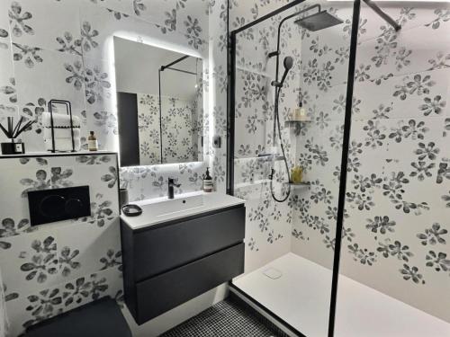 une salle de bain avec un lavabo et une douche dans l'établissement Chalet Du Jardin Alpin Ii - Charmant 3 pièces pour 4 à 5 personnes, situé à Val d'Isère dans le quartier La Legettaz au pied des pistes MAE-2794, à Val dʼIsère