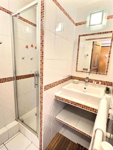 une salle de bain avec douche et lavabo dans l'établissement Résidence Verdets Ii - Charmant studio/mezzanine pour 4 personnes à Val d'Isère à 250m du centre du village et 400m des pistes MAE-2844, à Val dʼIsère