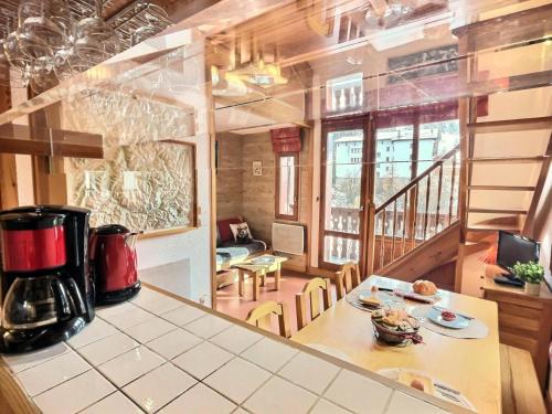 - une cuisine avec une table et une cafetière dans l'établissement Résidence Verdets Ii - Charmant studio/mezzanine pour 4 personnes à Val d'Isère à 250m du centre du village et 400m des pistes MAE-2844, à Val dʼIsère