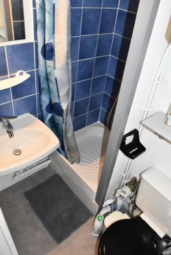 La petite salle de bains est pourvue d'une douche et d'un lavabo. dans l'établissement Résidence PORTES DE LA PLAGE 2 - 2 Pièces pour 4 Personnes 54, à Port-Leucate